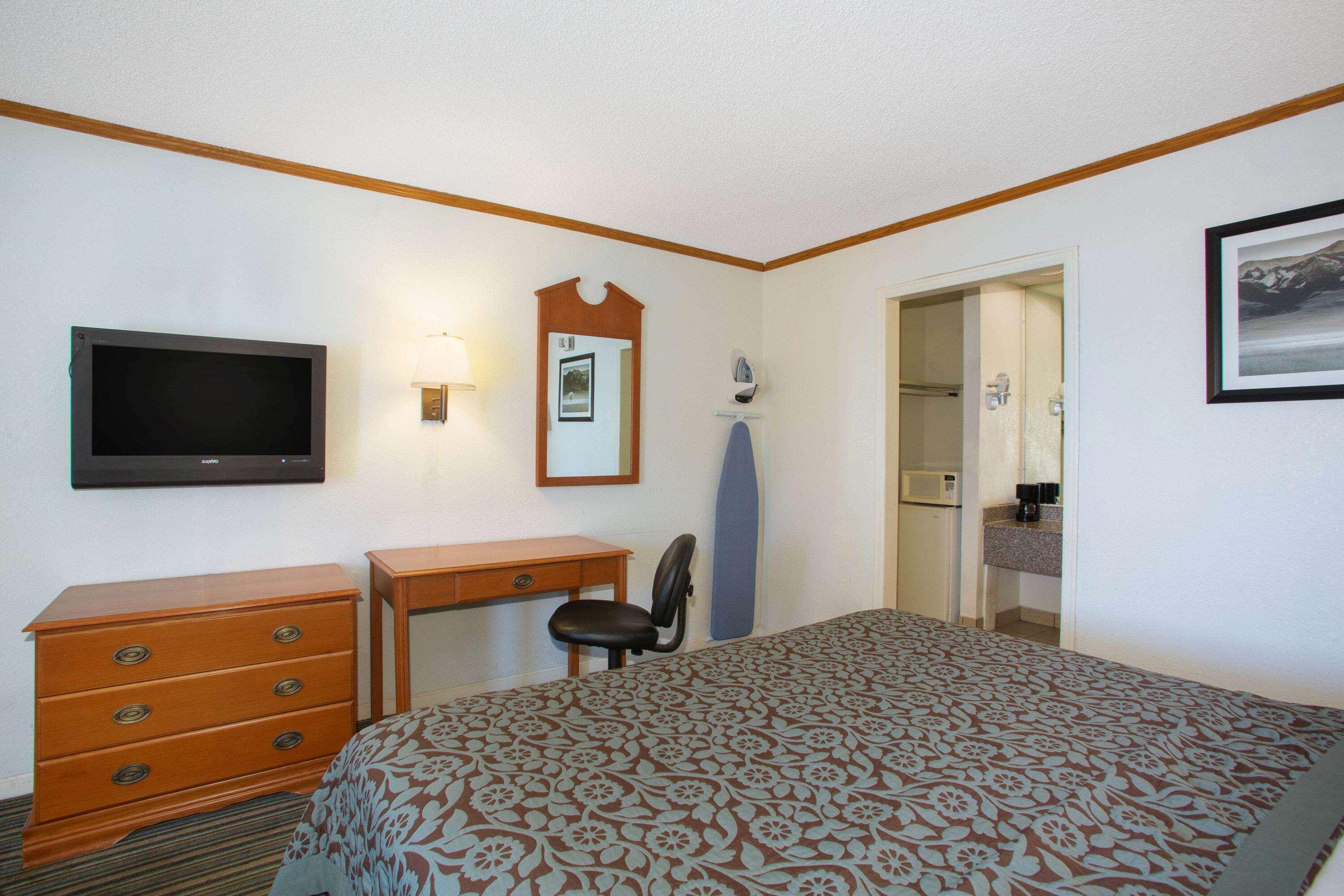 Days By Wyndham West Near Airport