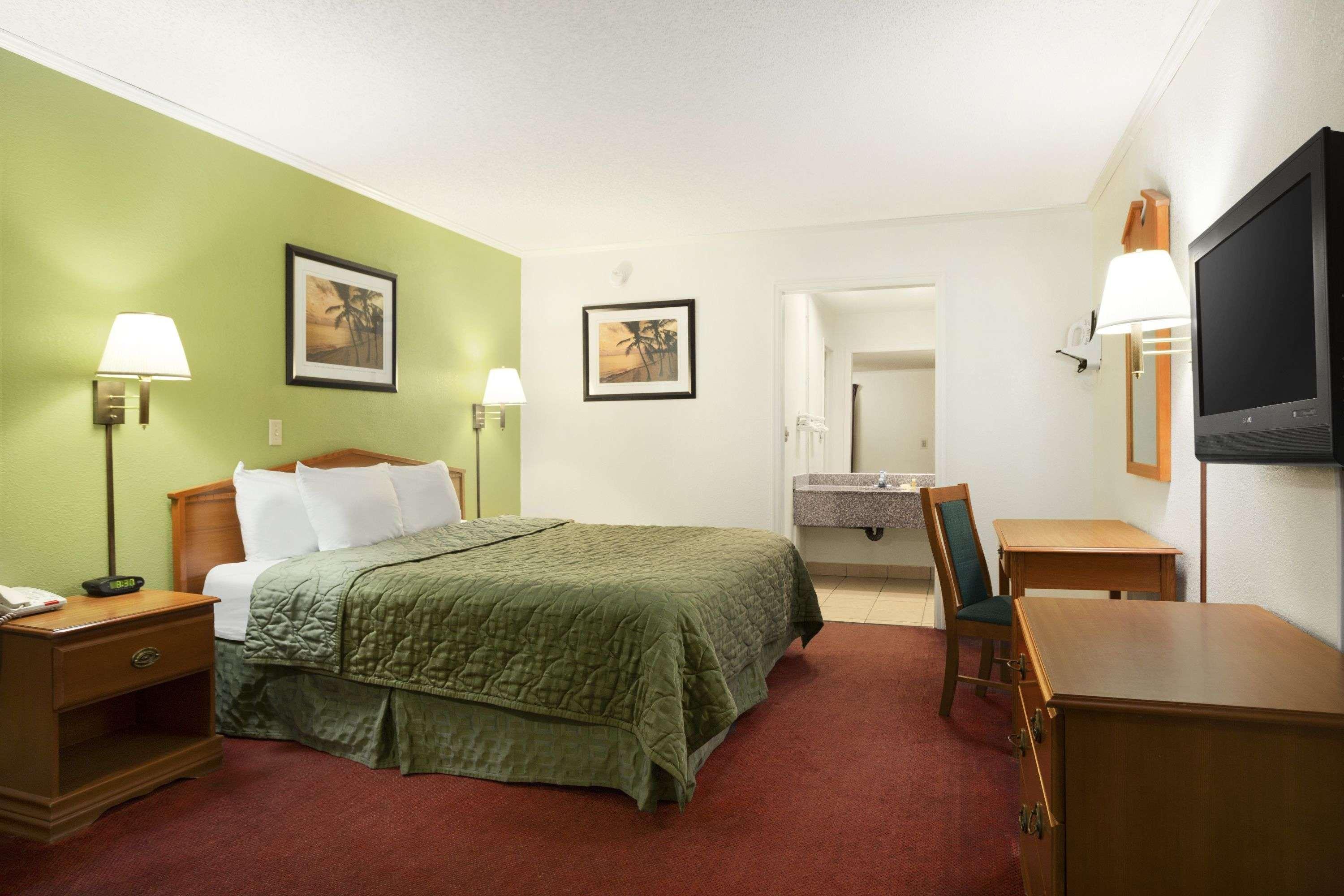 Motel Days By Wyndham West Near Airport 3*