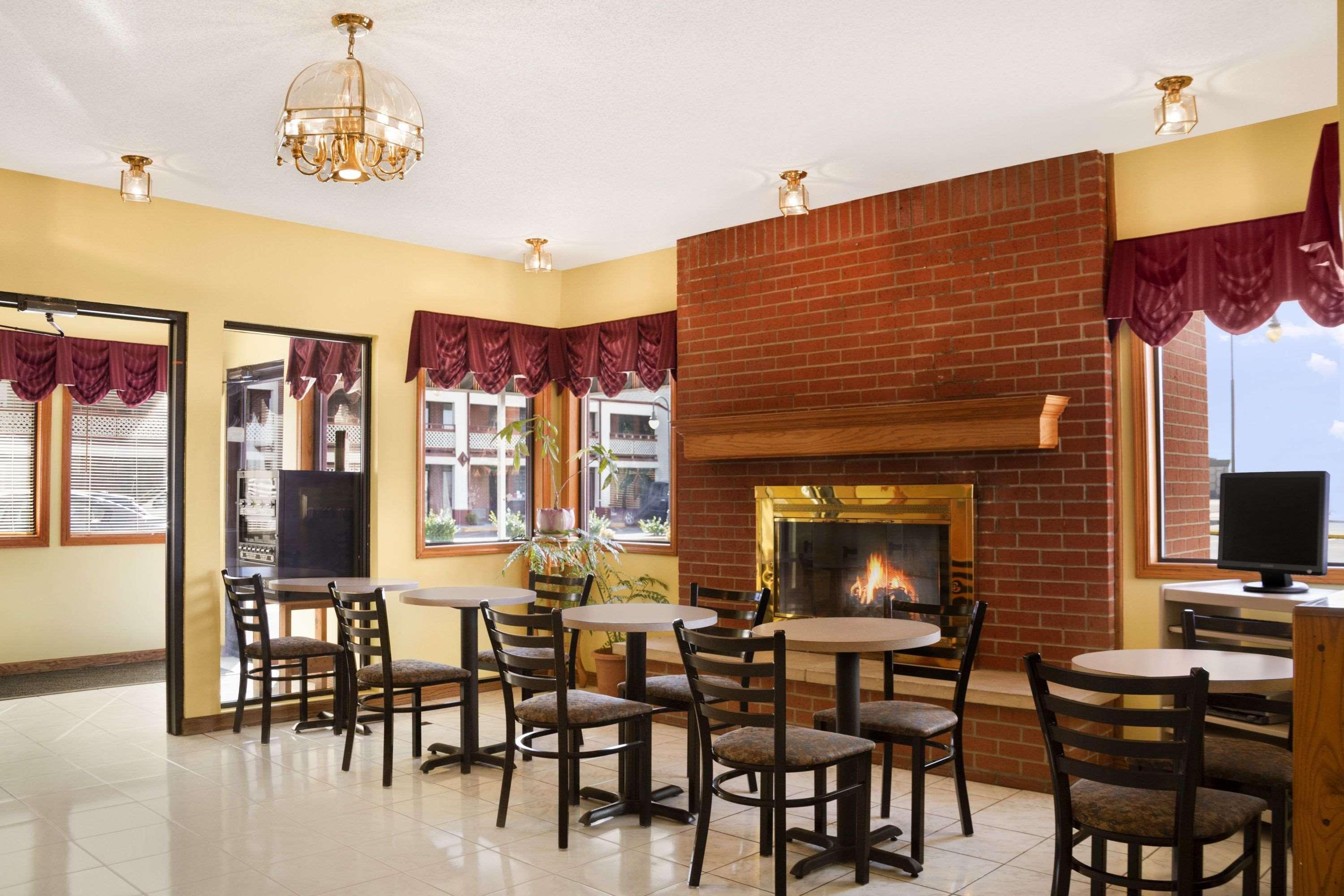Motel Days By Wyndham West Near Airport 3*