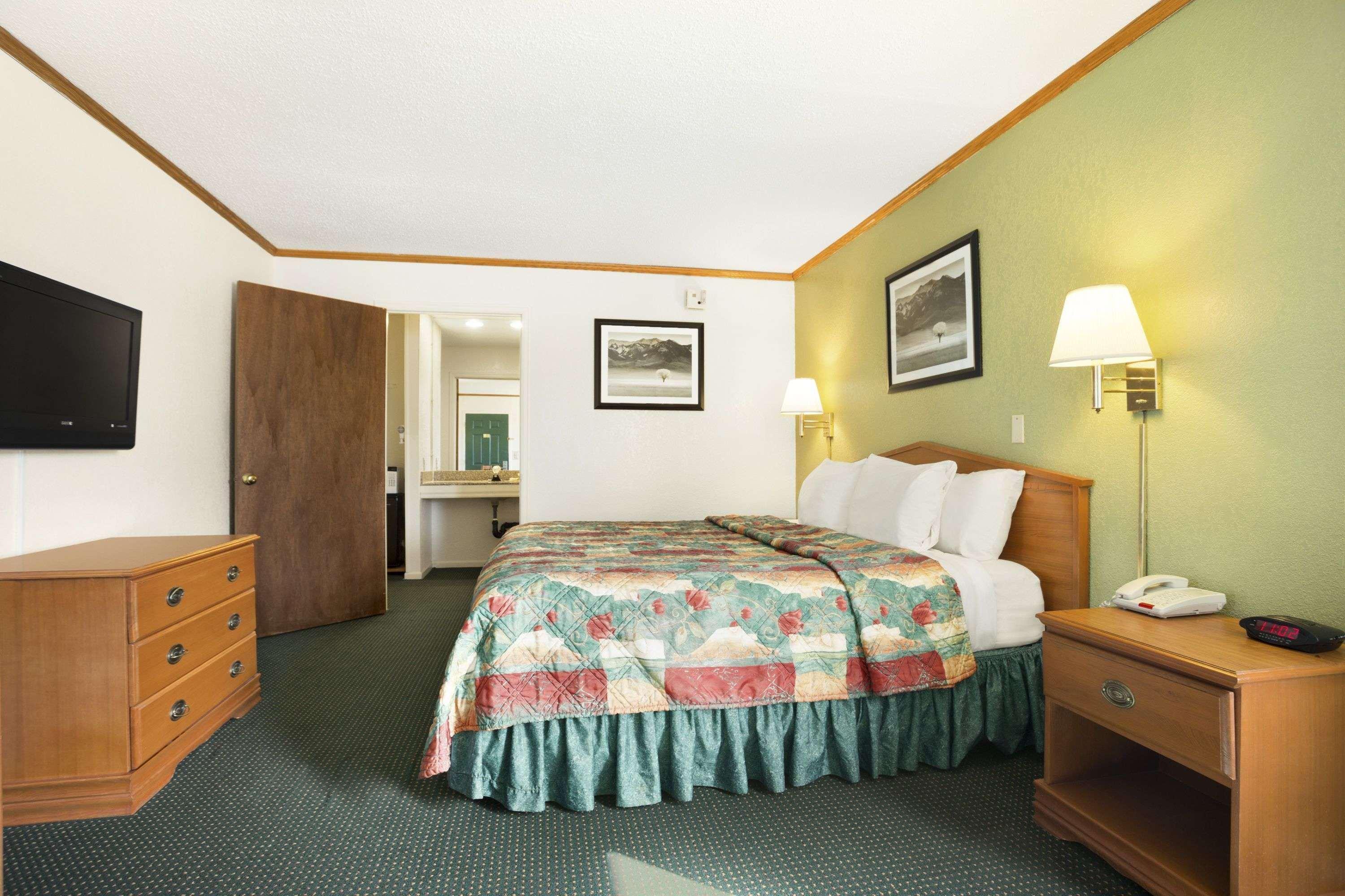 Days By Wyndham West Near Airport Motel Wichita