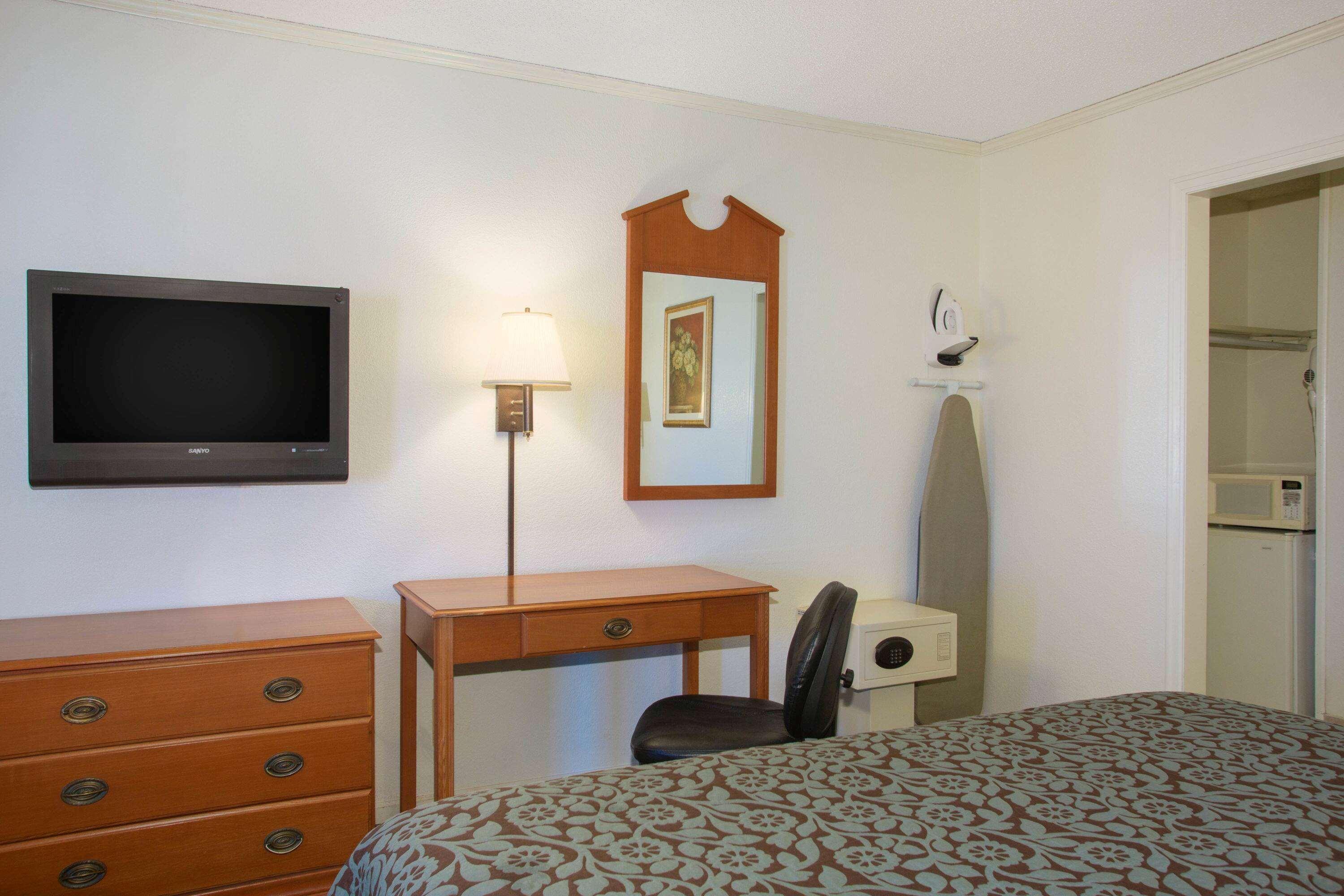 Days By Wyndham West Near Airport Motel 3*
